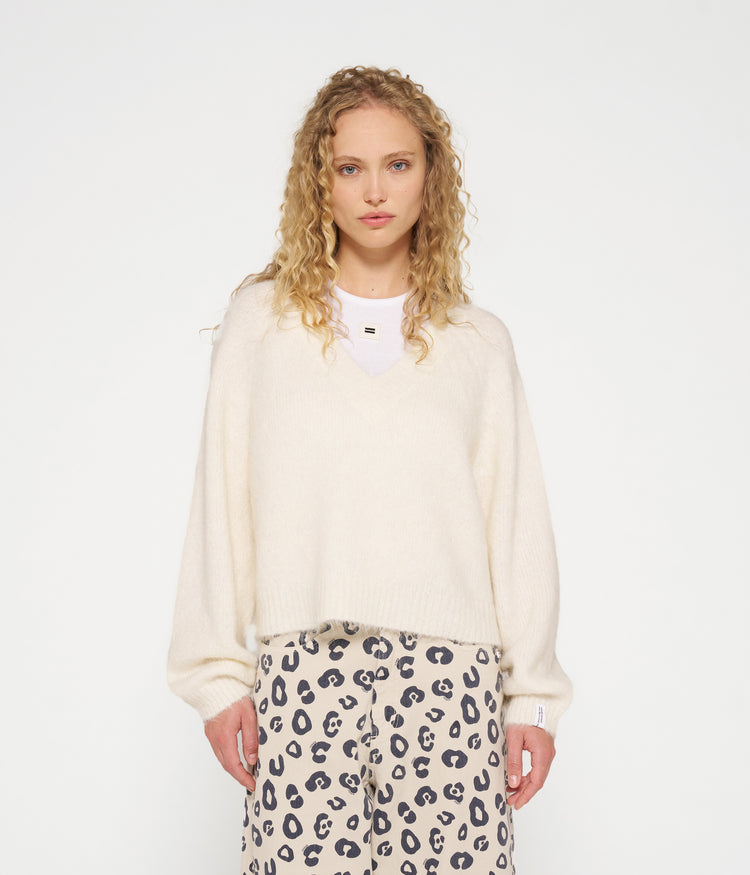 cropped v-neck sweater knit | light natural