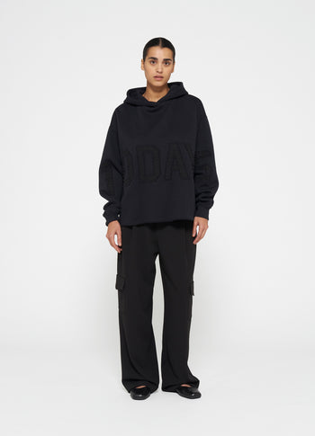 statement hoodie pearls | black