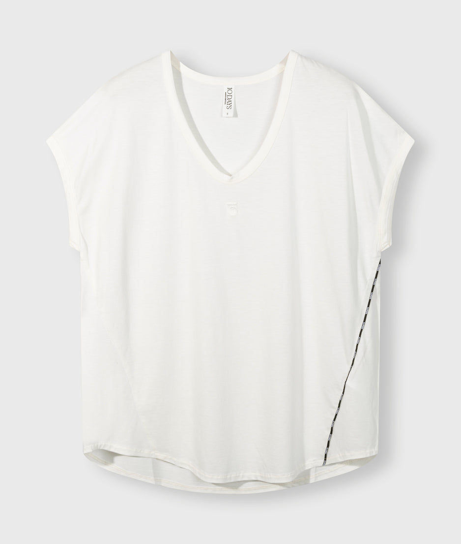 v-neck tee medal | ecru