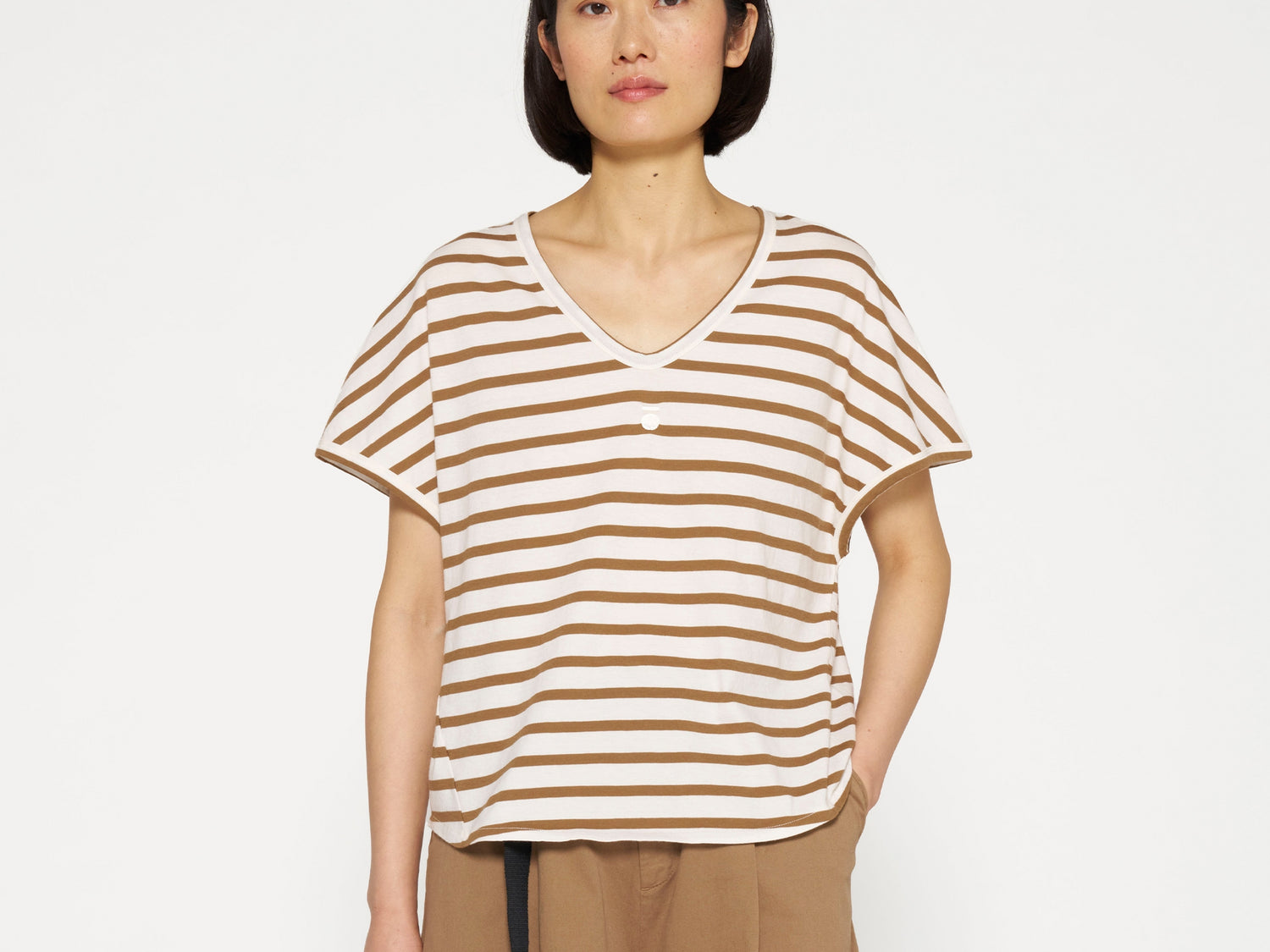 v-neck tee stripes | ecru/cedar brown