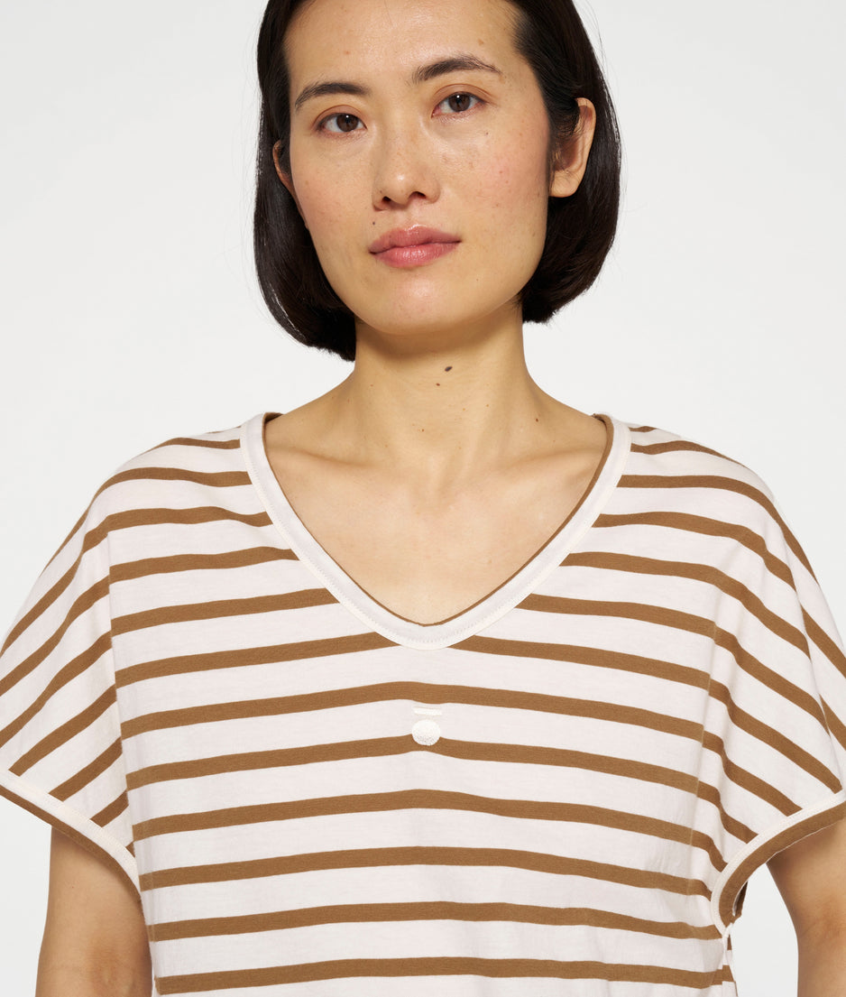 v-neck tee stripes | ecru/cedar brown